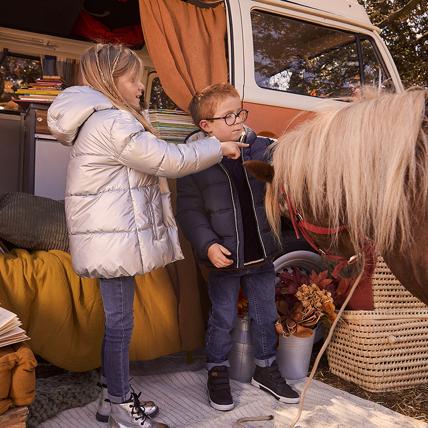 Chaqueta acolchada con capucha de tejido iridiscente forrada en sherpa para niña 