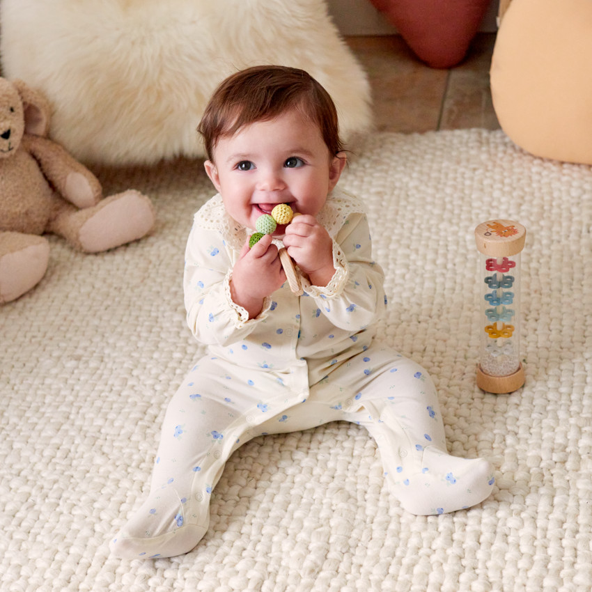 Pijama impreso de arándanos con cuello de tipo claudine bordado para niña bebé. 