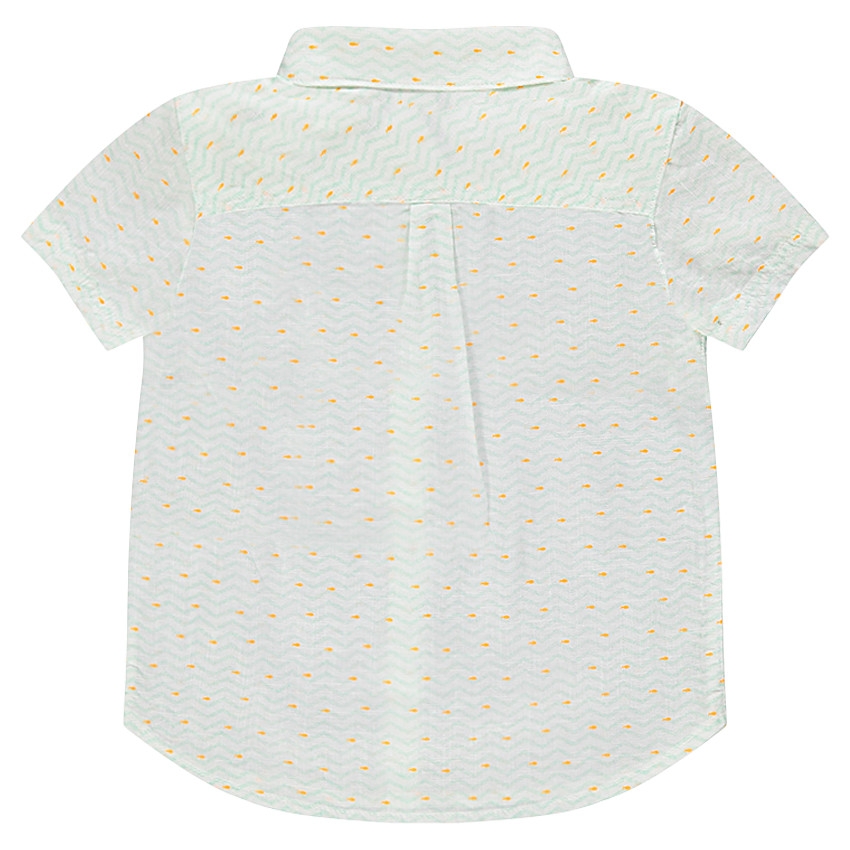 Camisa de manga corta con bolsillo y estampado all-over. 