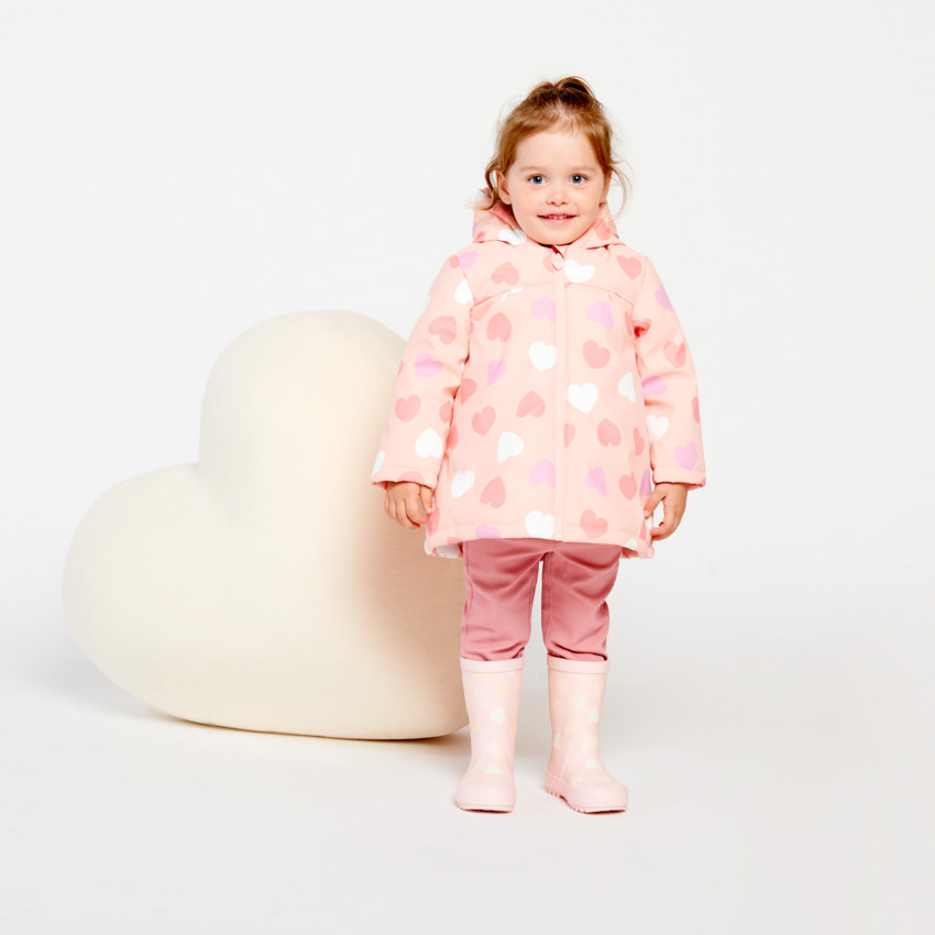 Parka goma color rosa con estampado de corazones y efecto cambio de color para bebé niña 