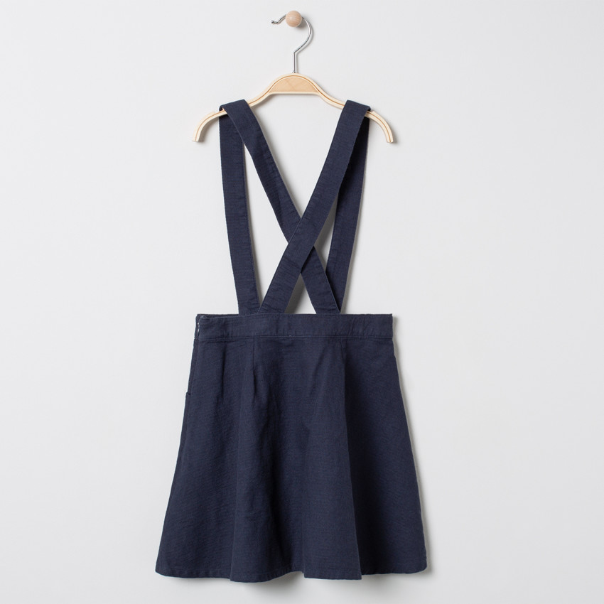 Jupe courte à bretelles et noeud 