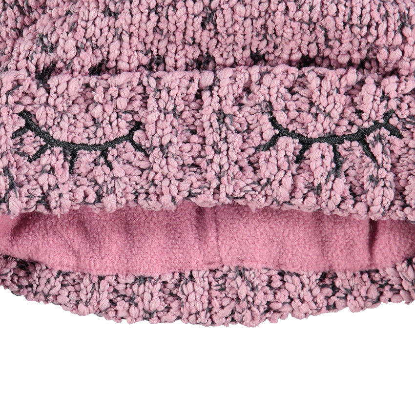 Gorro peruano de punto con detalles bordados y borla 