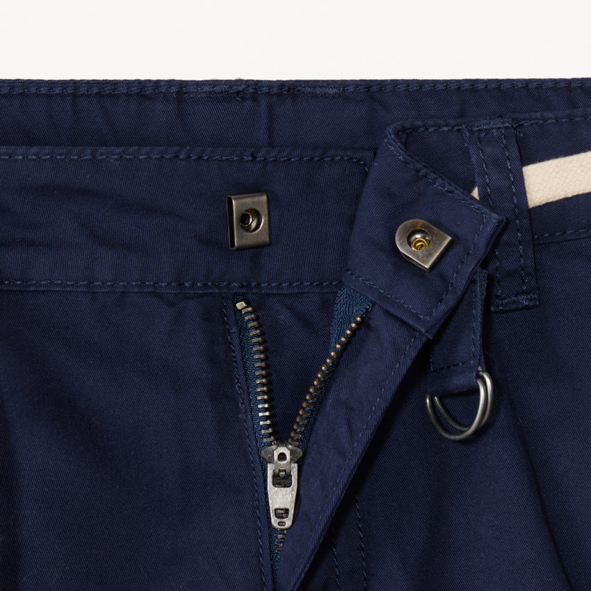 Bermuda ceñida de twill para niño 