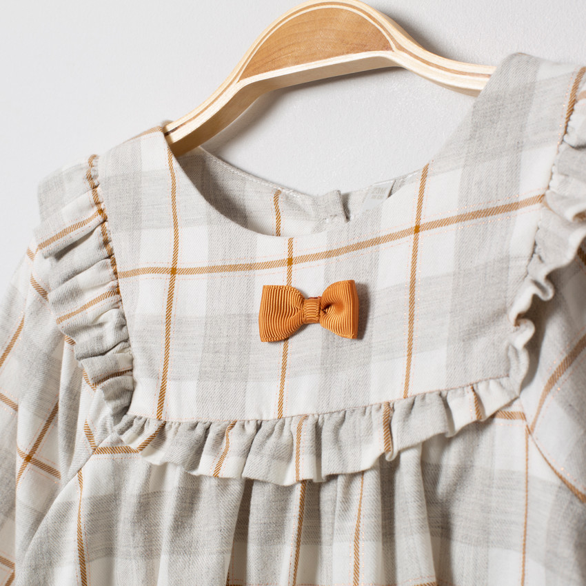 Túnica de cuadros con nudos volantes  