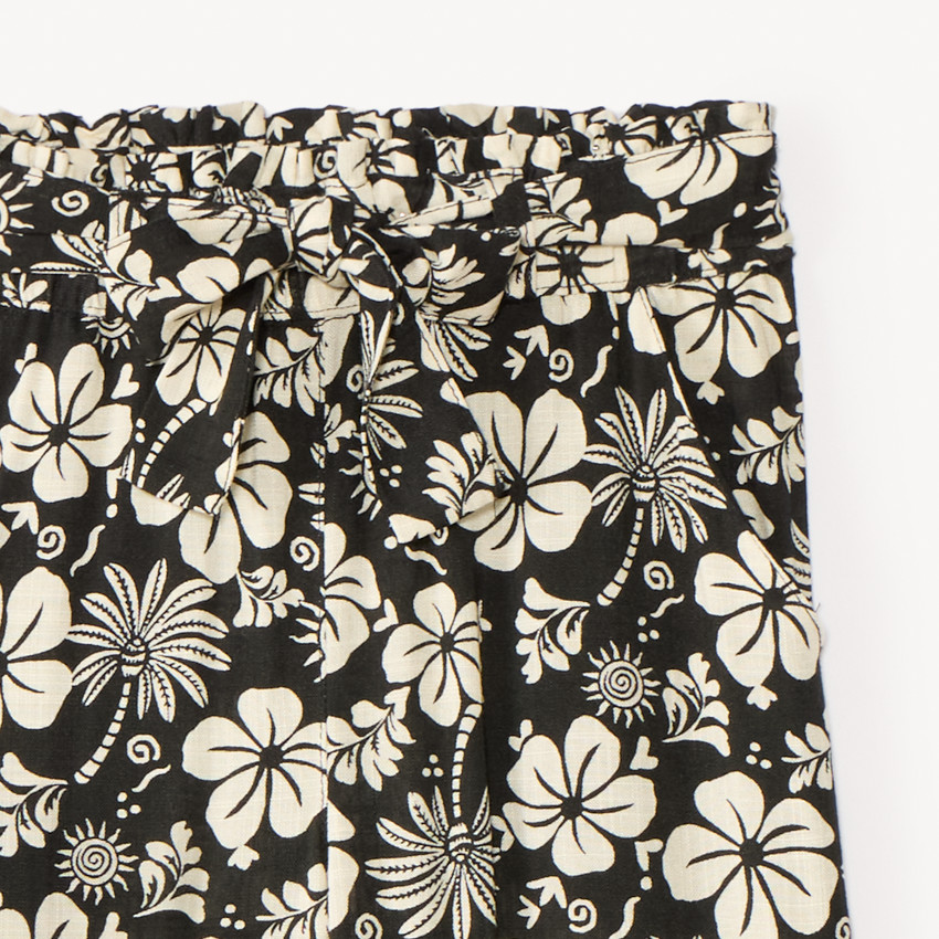 Pantalón fluido con estampado de flores exóticas y cinturón anudado para niña 
