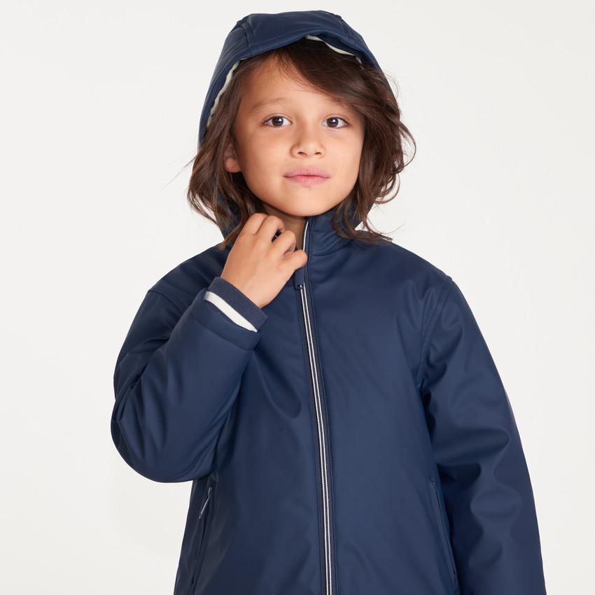 Parka de goma para niño con forro de micropolar y capucha. 