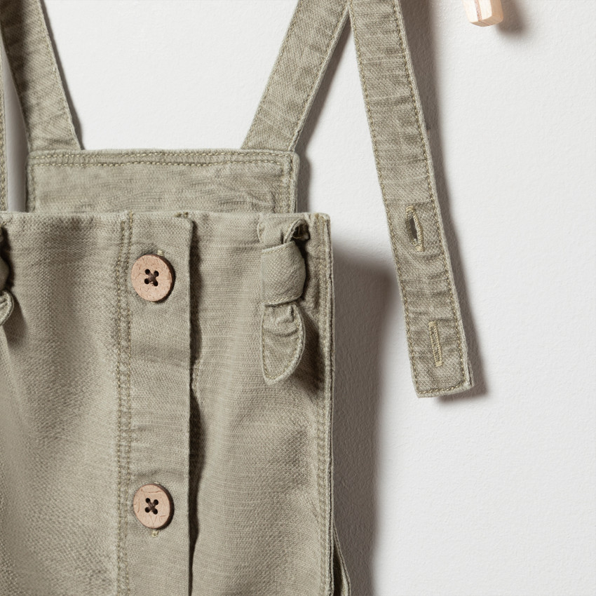 Vestido tipo peto con botones 