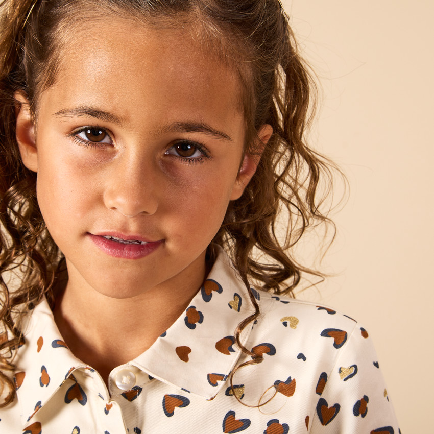 Ropa de niña: vestido camisero ceñido con estampado de corazones 
