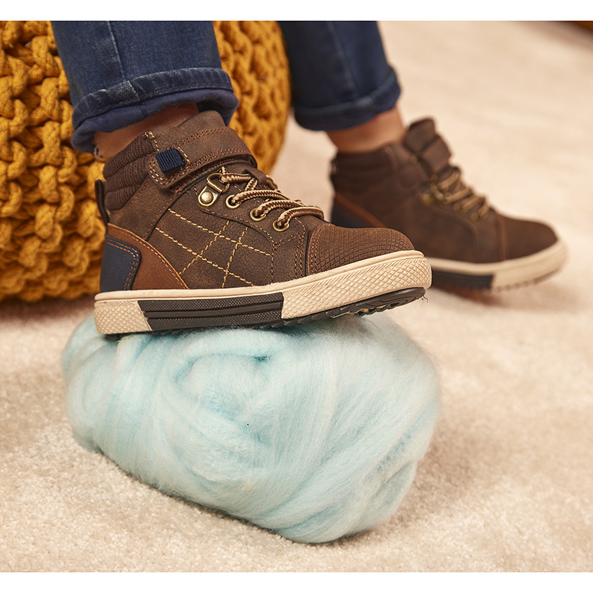 Bottillons marron avec scratch et lacets pour gar on
