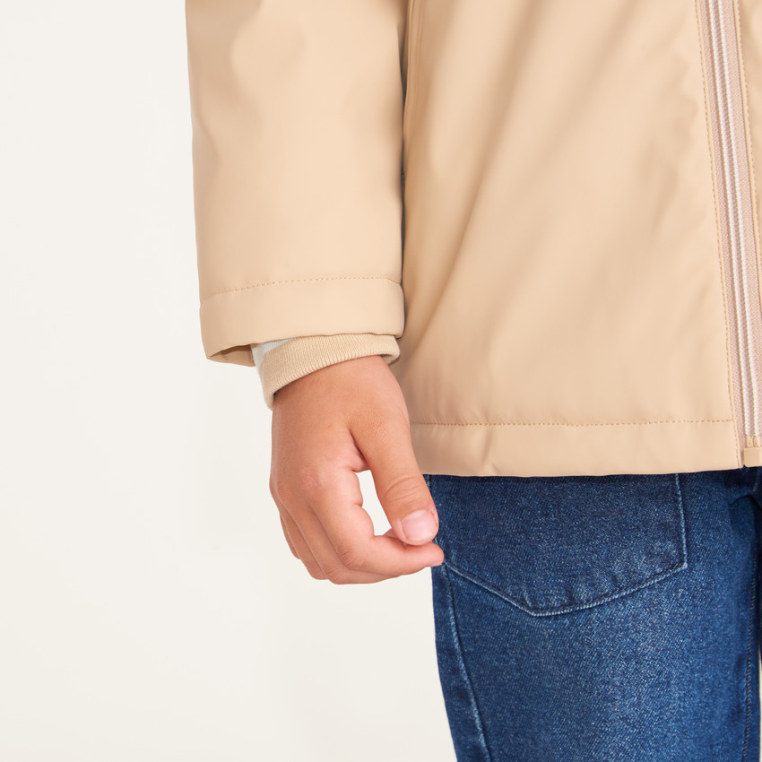 Parka de goma para niño con forro de micropolar y capucha. 