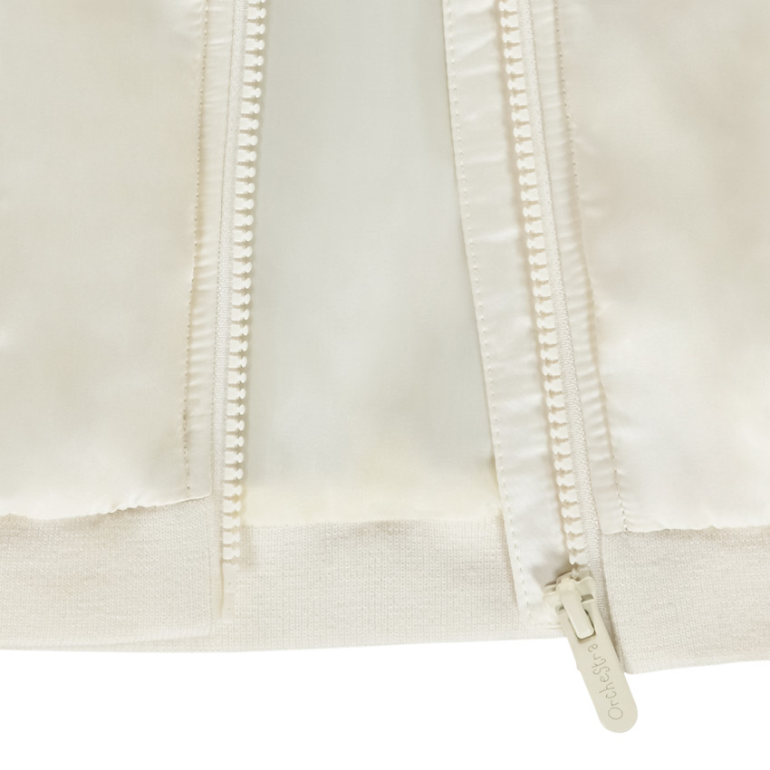 Chaqueta bomber de satén con detalles bordados niña 