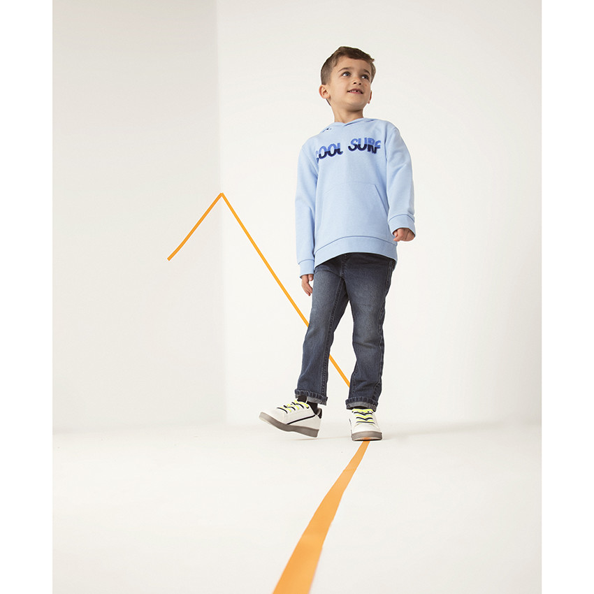 Jeans efecto desgastado y arrugado corte recto niño. 