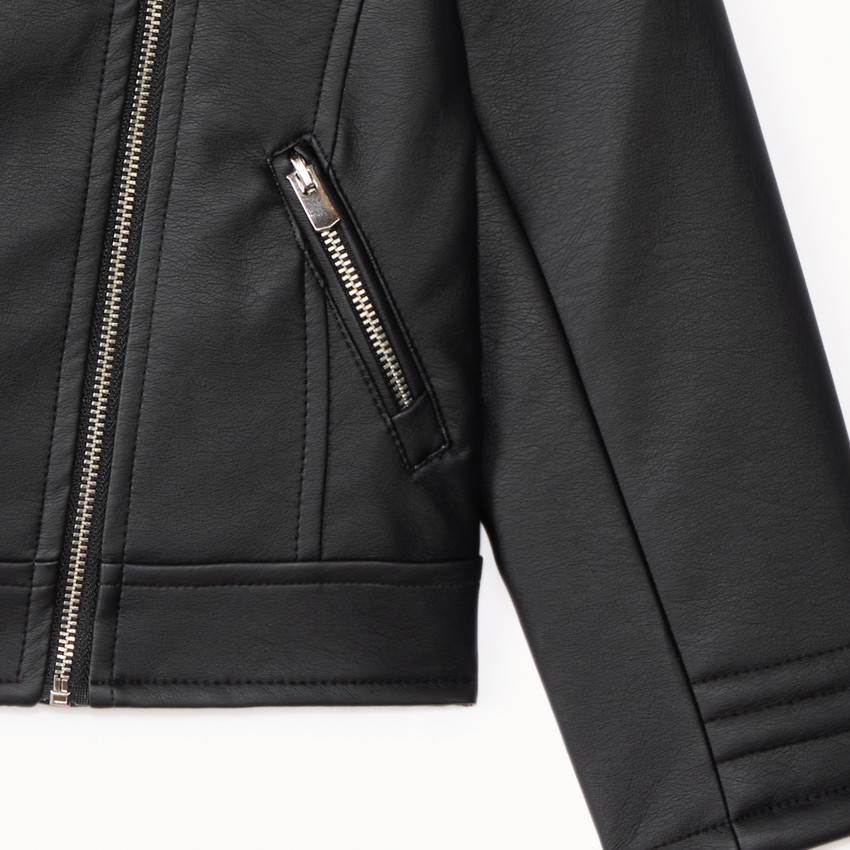 Perfecto estilo biker en piel sintética para niña 