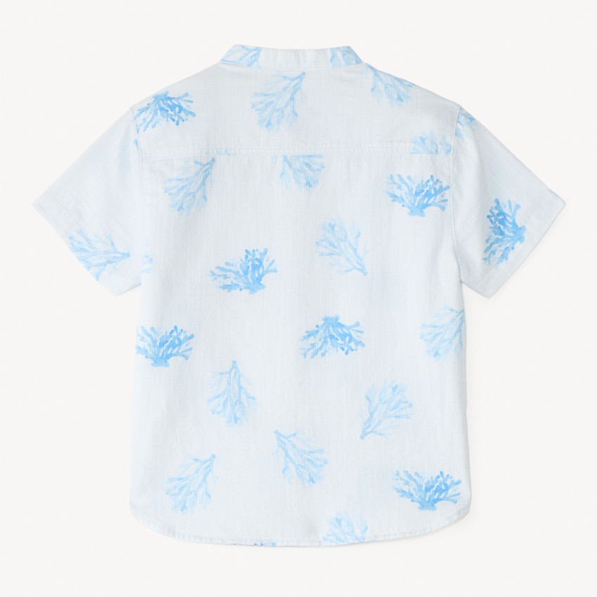 Camisa de manga corta con cuello mao estampada en coral para niño. 