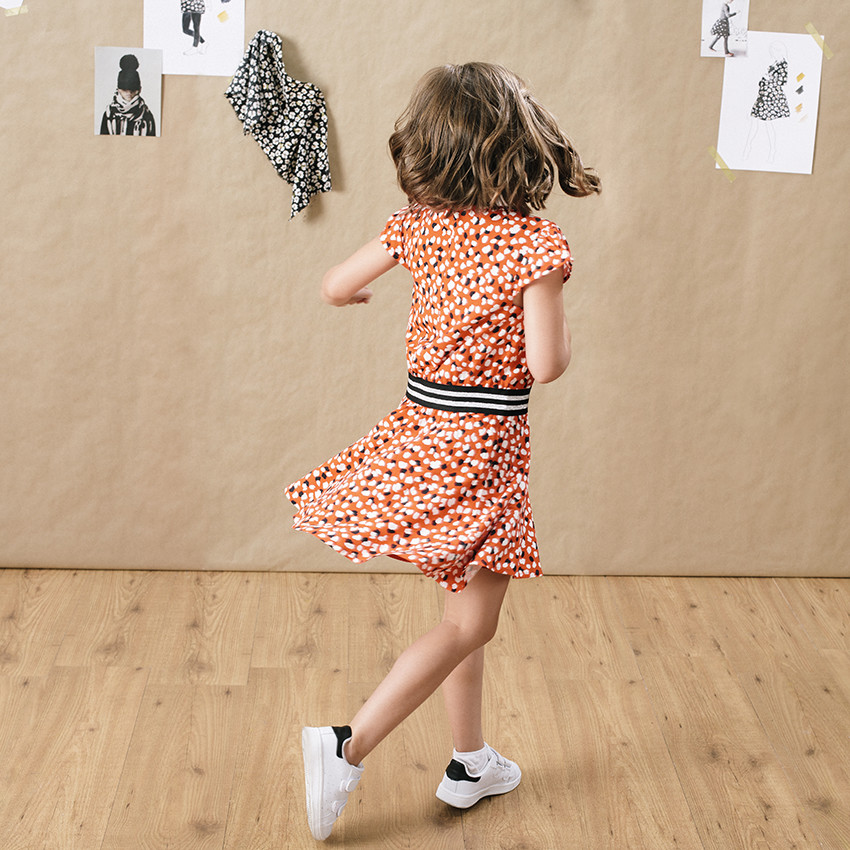 Vestido manga corta con estampados gráficos y cintura elástica  