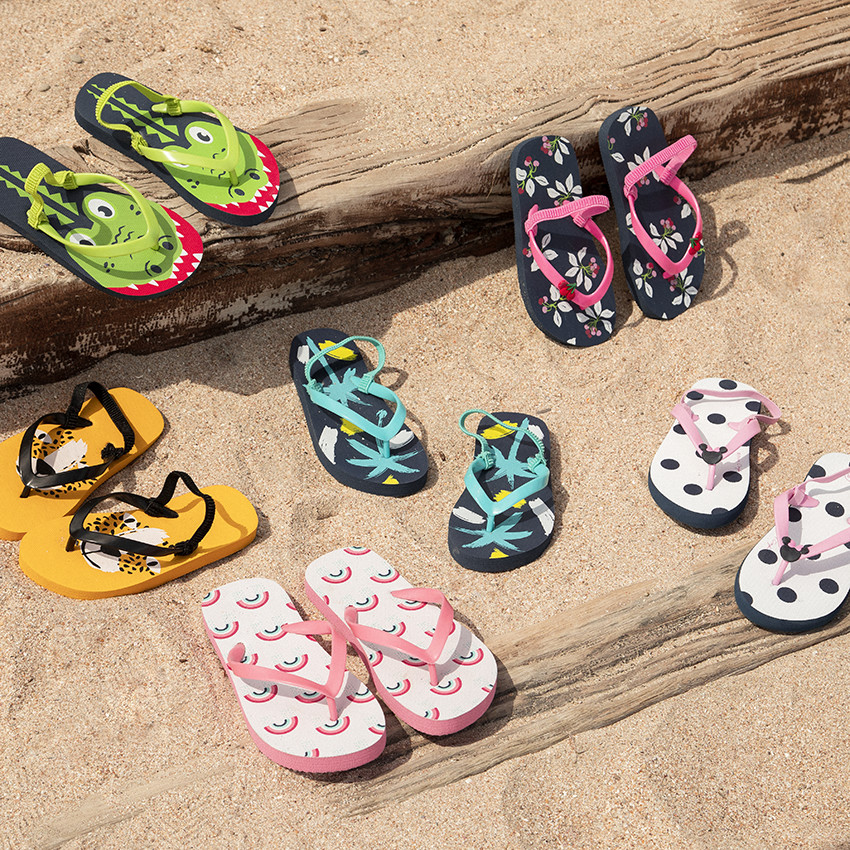 Chanclas con estampado vegetal para niña  Additional Chanclas con estampado vegetal para niña