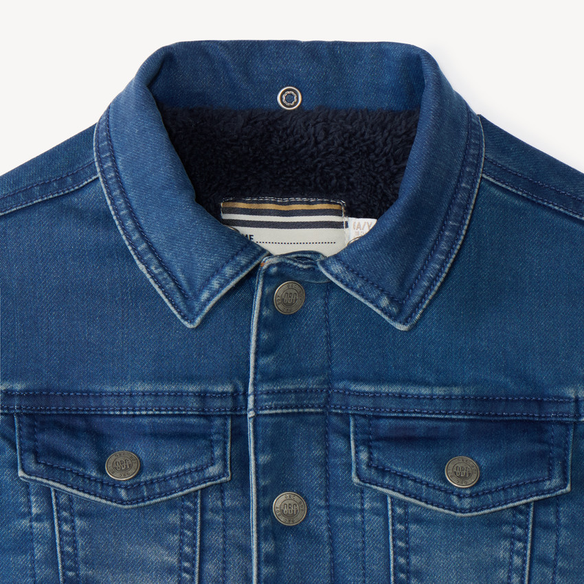 Chaqueta de mezclilla forrada de sherpa con capucha desmontable para niño. 