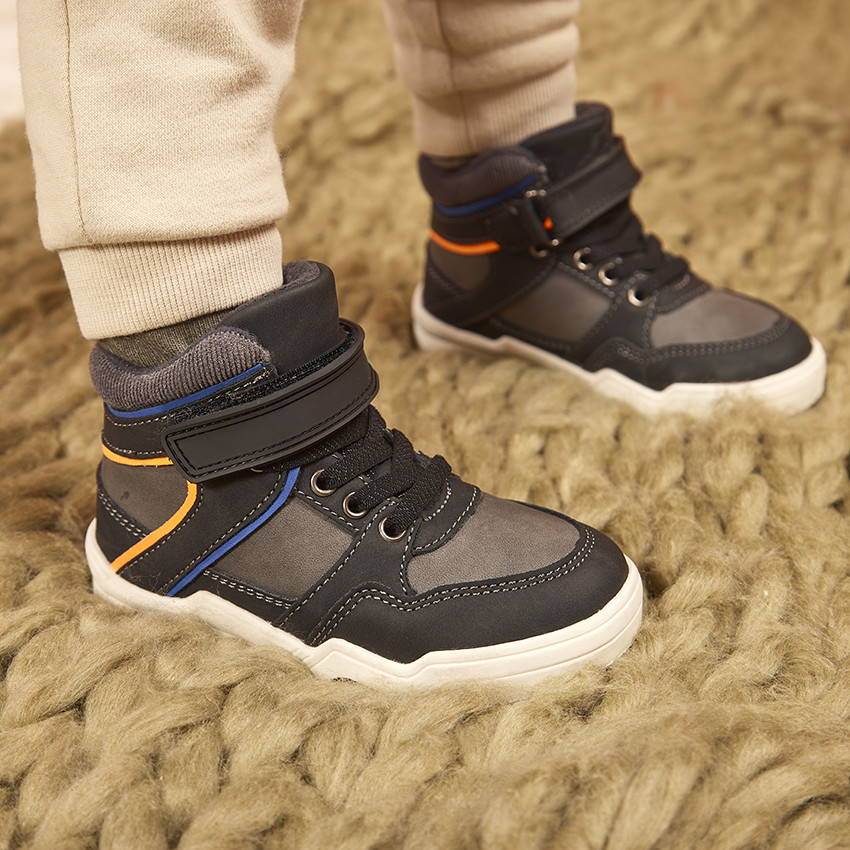 Botines con velcro y elásticos para niño 