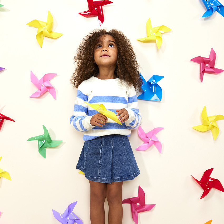 Suéter de punto rayado con mangas caladas para niña 