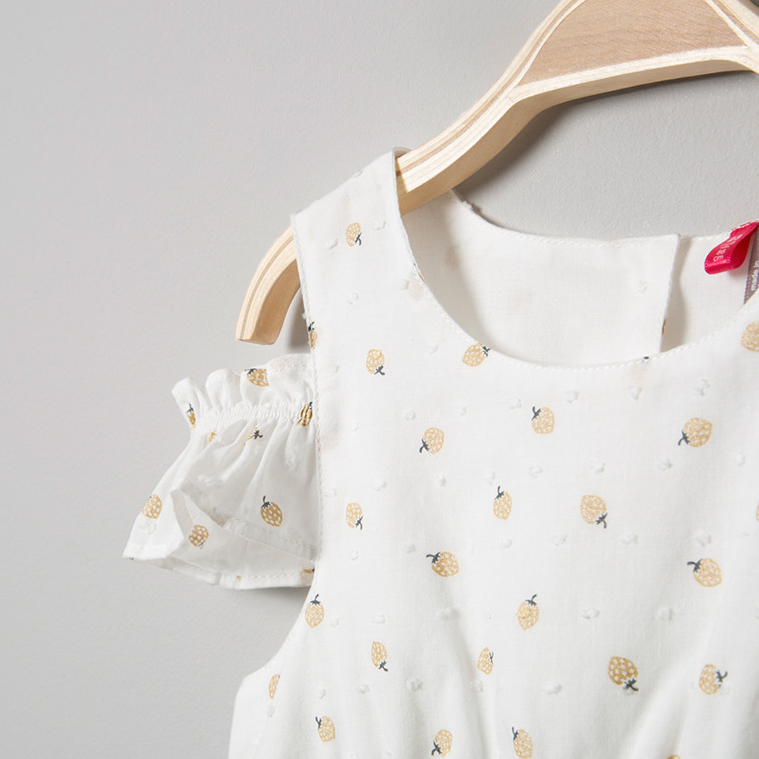 Vestido espaldas al aire estampado fresas all-over y touches de doré 