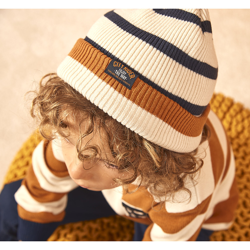 Gorro de punto a rayas para niño 