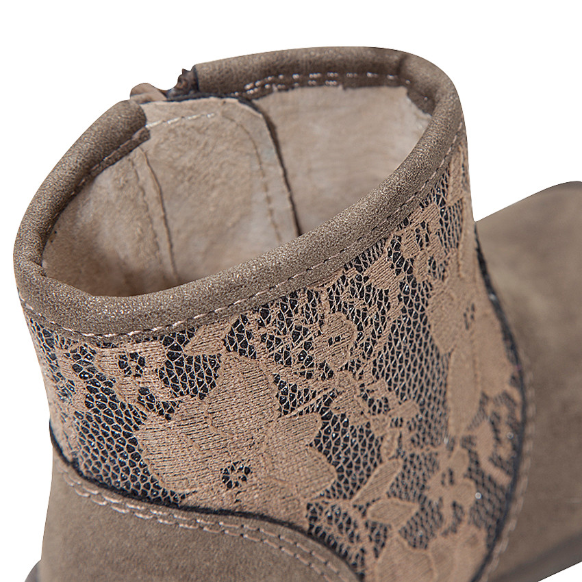 Botines doradas con empeine de encaje  