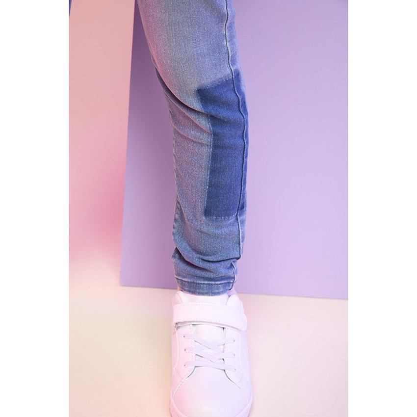 Jean slim de denim efecto patchwork con strass para niña  Additional Jean slim de denim efecto patchwork con strass para niña