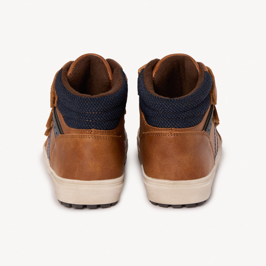 Botín marrón claro con triple cierre de velcro y detalles azul marino para niño 