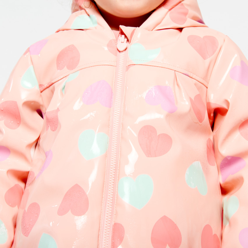 Parka goma color rosa con estampado de corazones y efecto cambio de color para bebé niña 