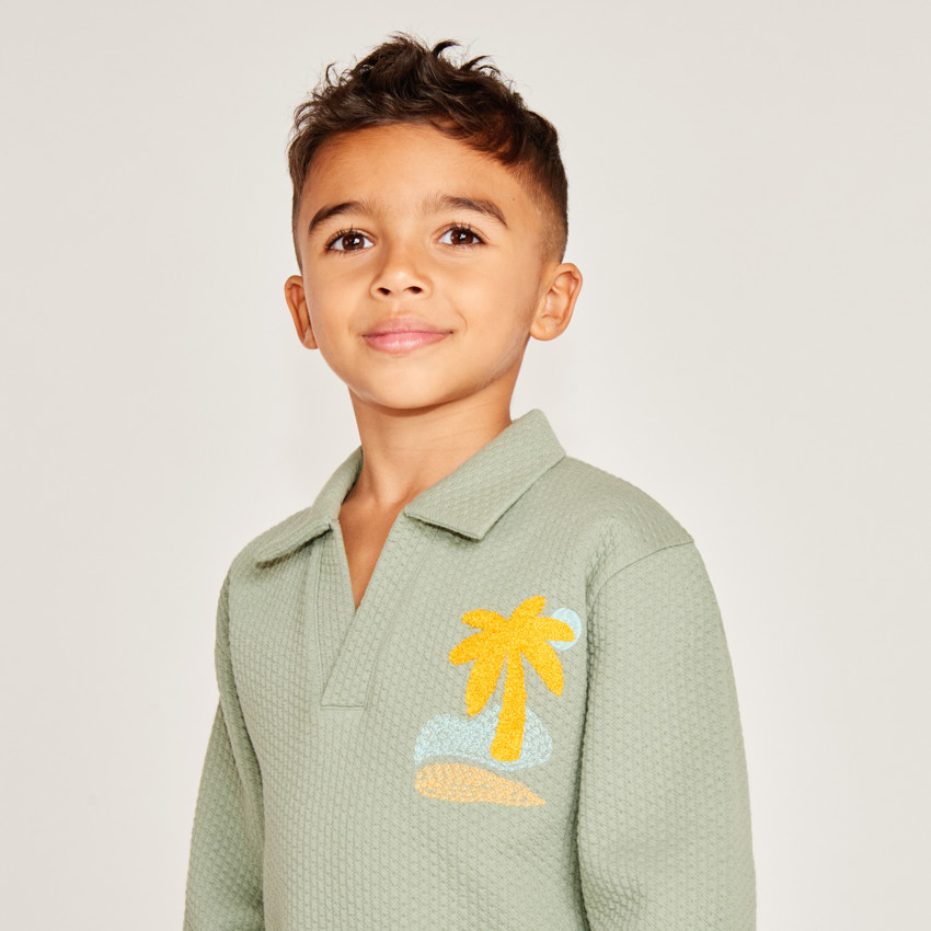 Sudadera de felpa con efecto arrugado y cuello tipo polo para niño. 
