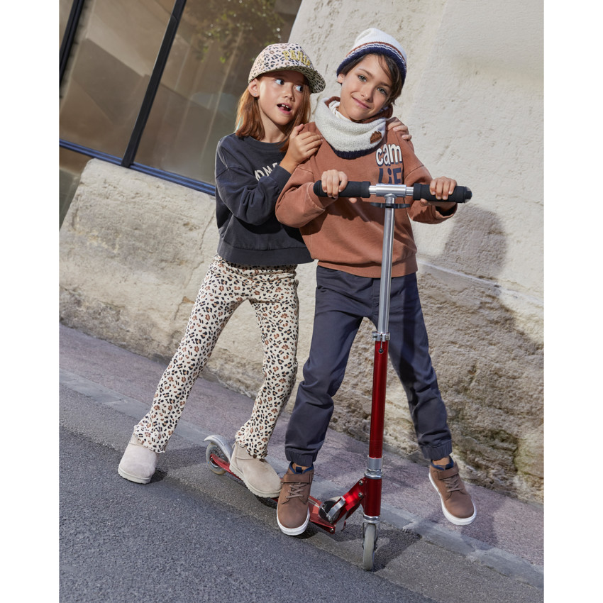 Sudadera oversize de felpa para niña con bordado divertido. 