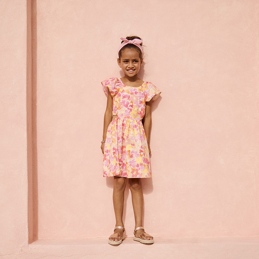 Vestido de manga corta en seersucker estampado floral para niña 
