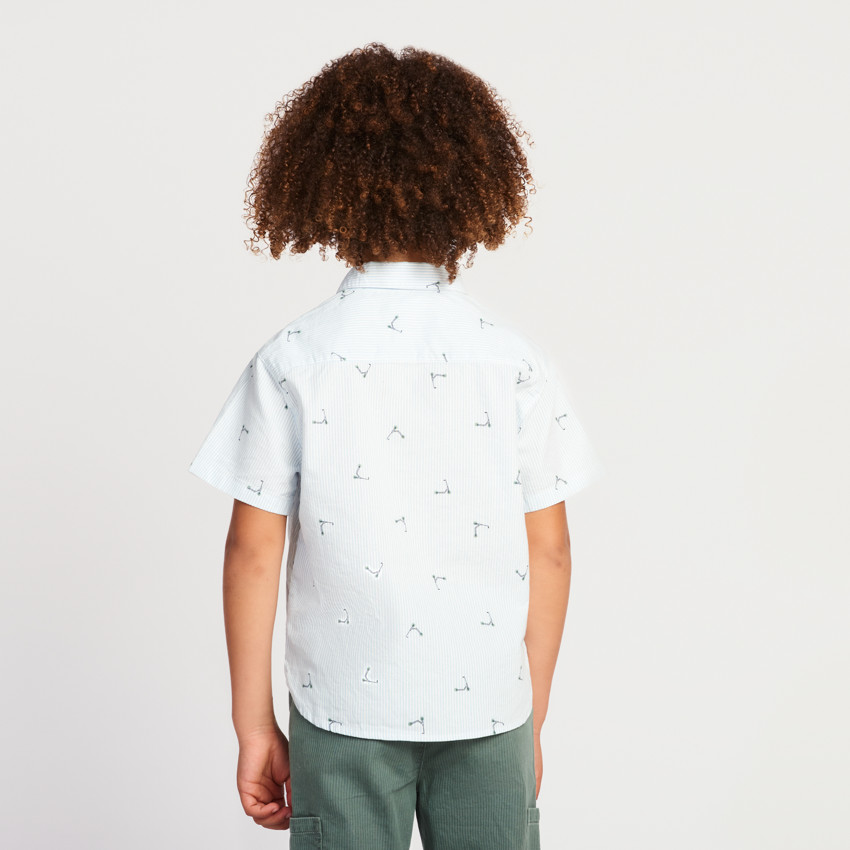 Camisa de manga corta a rayas con estampado de patinetes para niño 