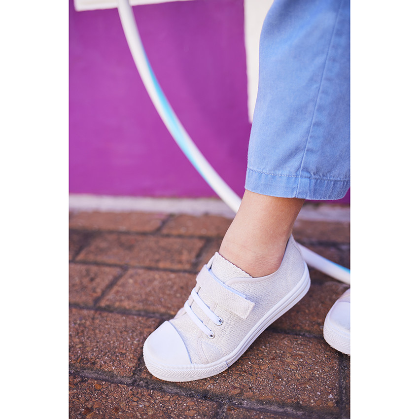 Zapatillas bajas plateadas con velcro y cordones elásticos para niña 