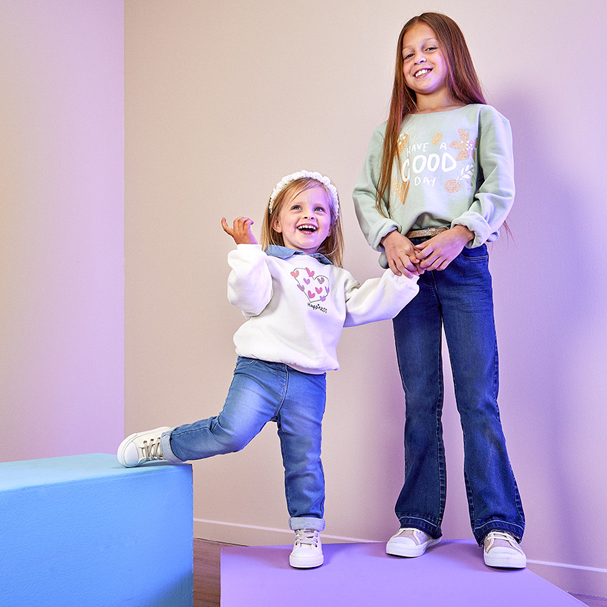 Pantalones vaqueros de corte acampanado para niña 