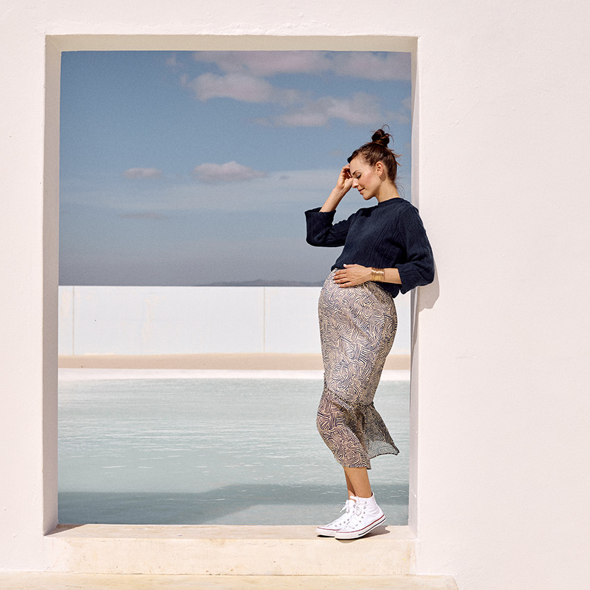 Falda larga con volantes y estampado abstracto para mujer. 