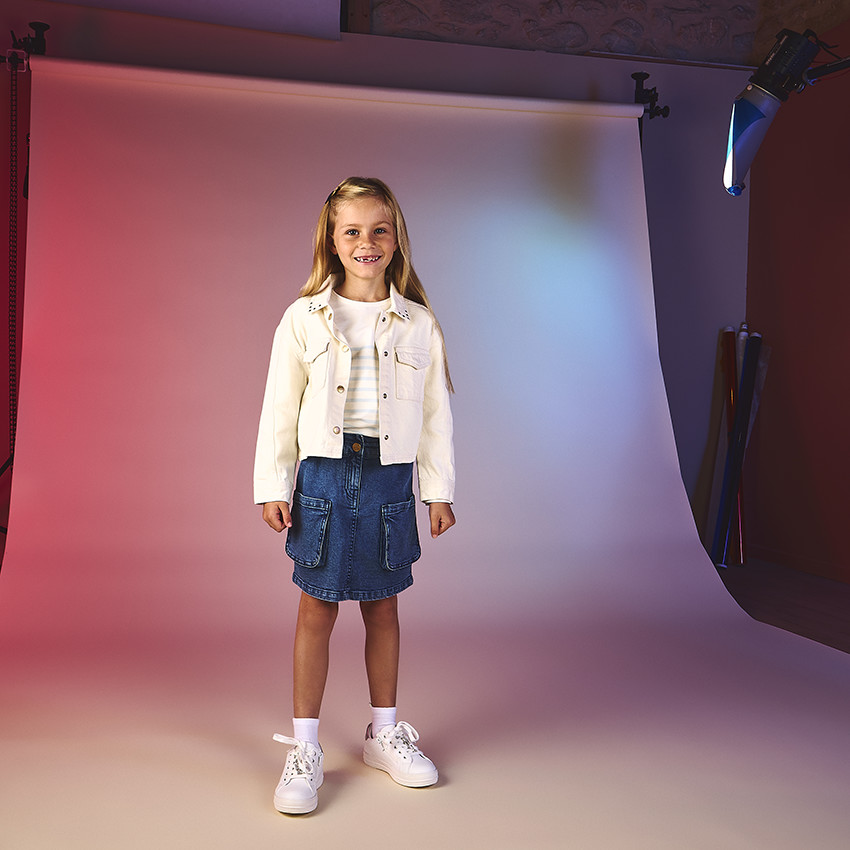 Falda corta de denim con grandes bolsillos para niña 