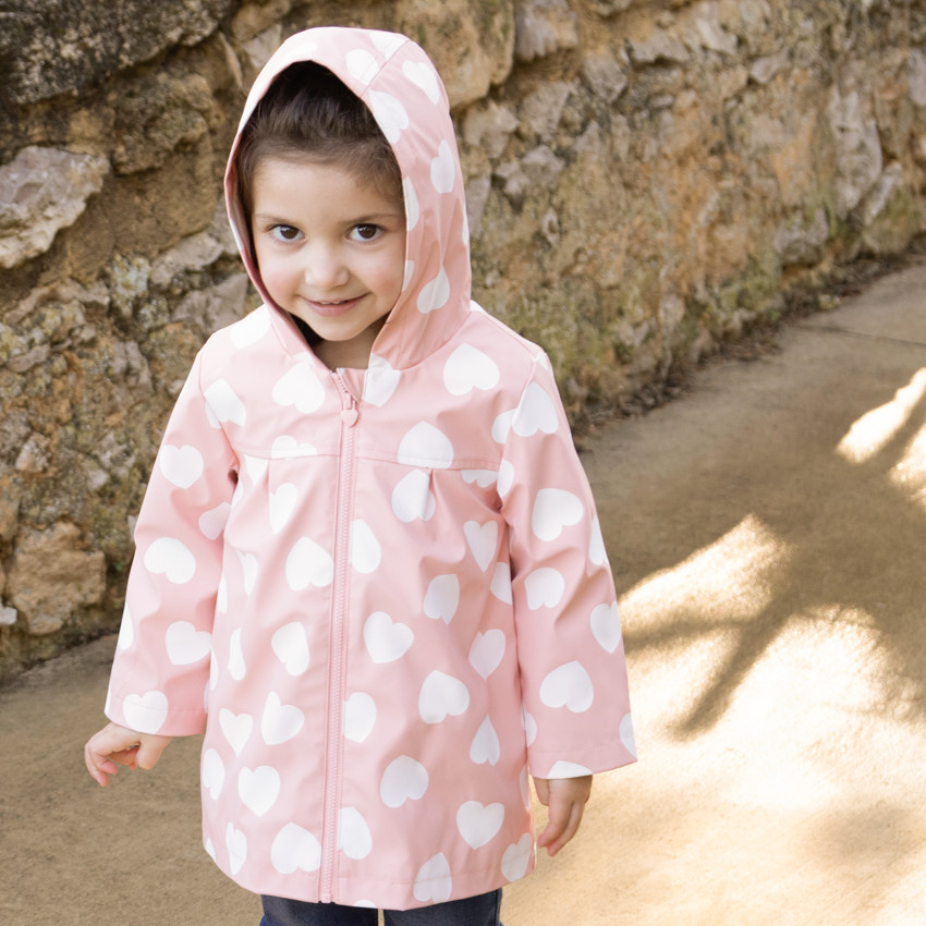 Parka de goma con colores cambiantes estampada de corazones para niña. 