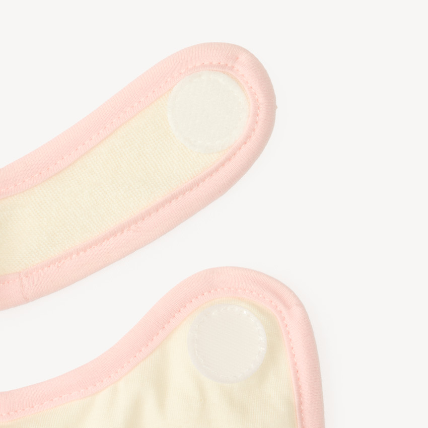 Lote de 2 baberos con diseño de osito para niña. 