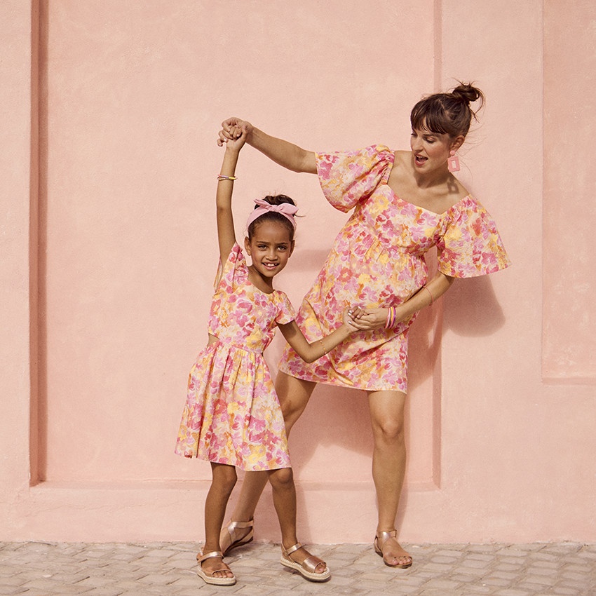 Vestido de manga corta en seersucker estampado floral para niña 