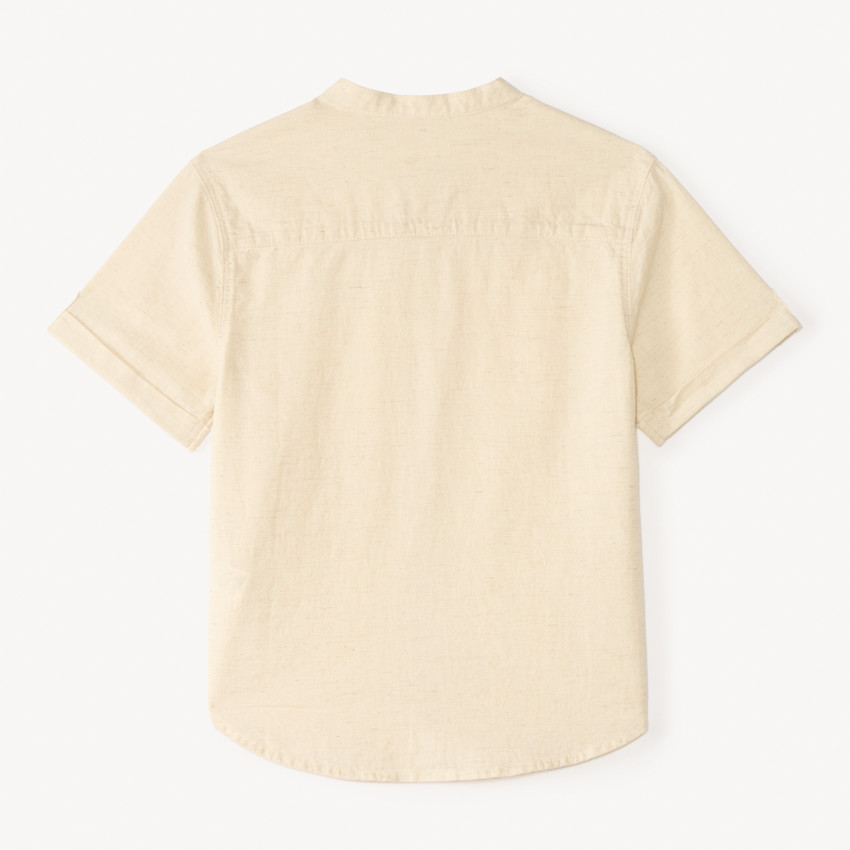 Camisa de manga corta con cuello mao y bordado de sol para niño. 