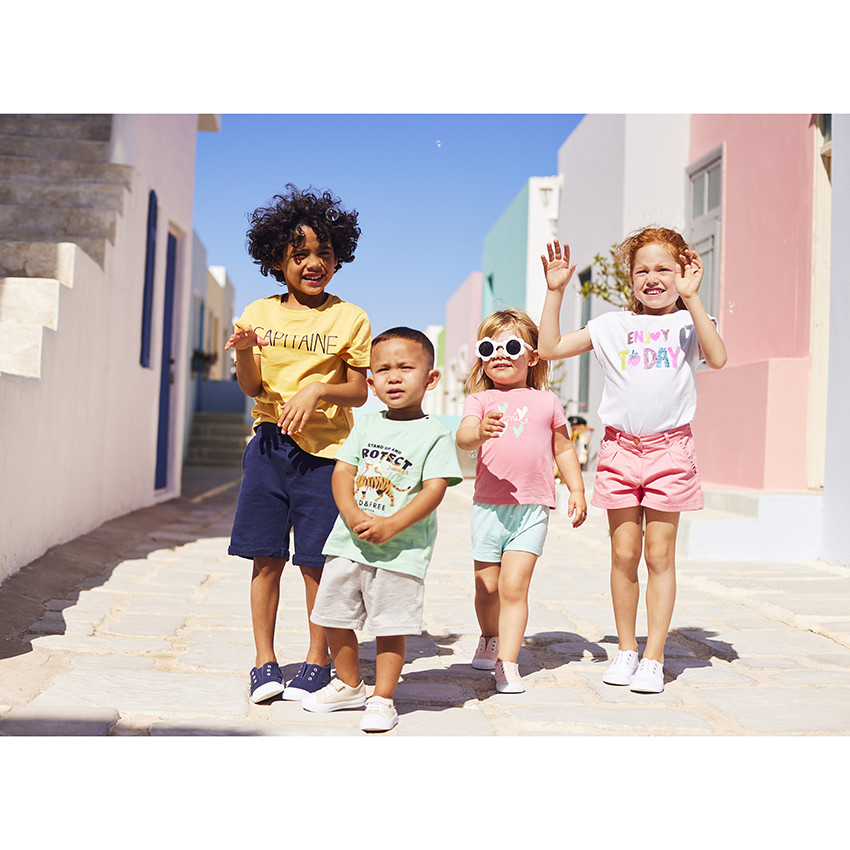 Short de sarga con bolsillos con volantes para niña 