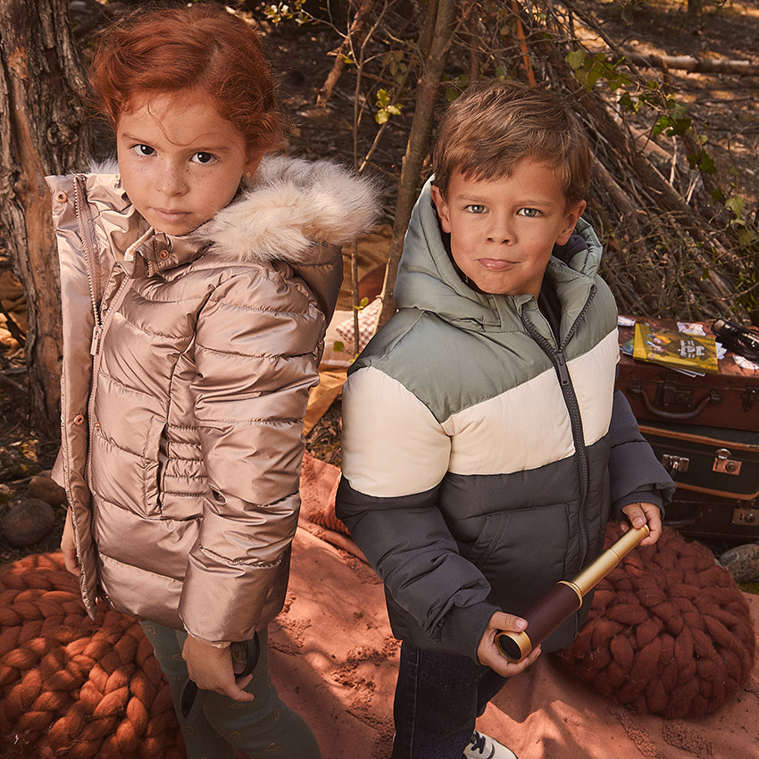 Chaqueta de abrigo metálica con capucha desmontable para niña 