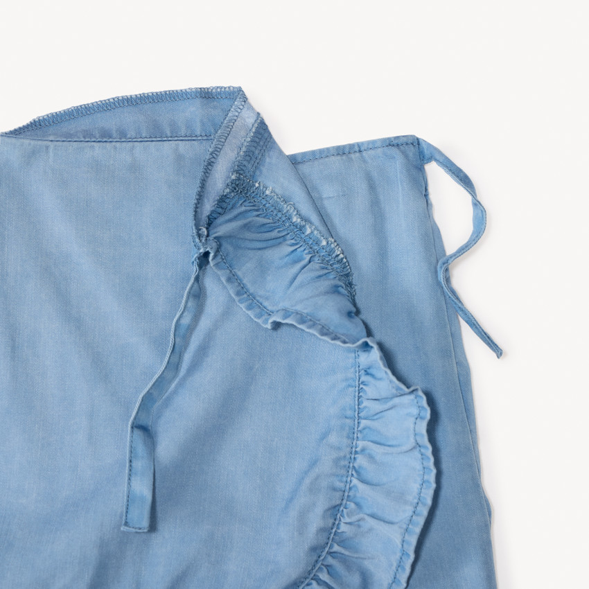 Falda corta lisa en Tencel con volantes para niña. 