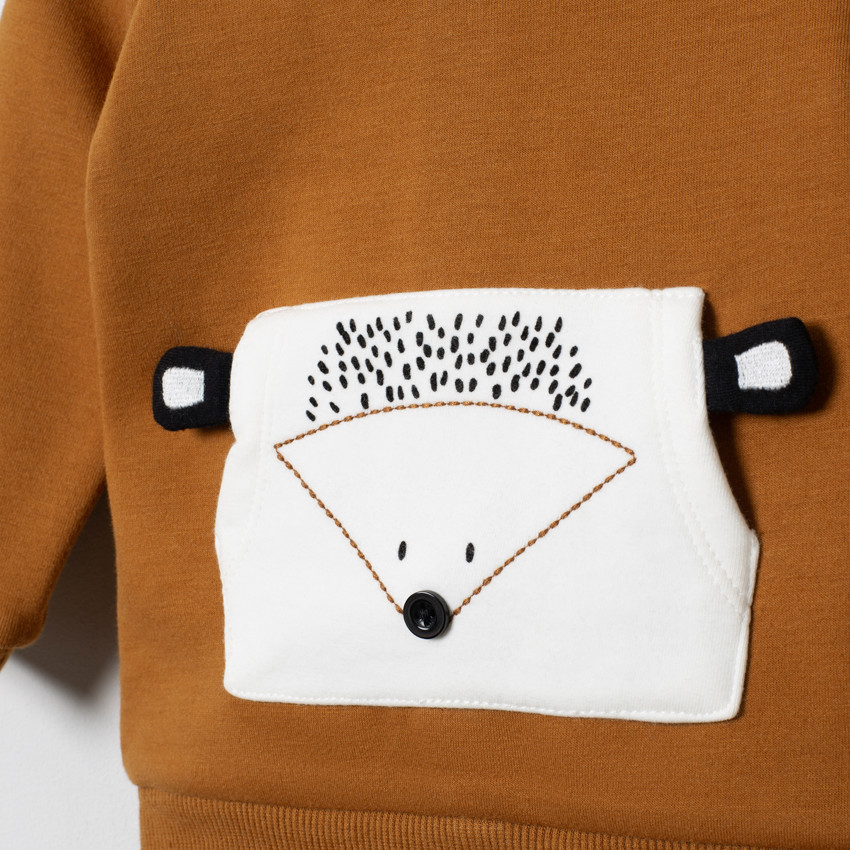 Conjunto con bolsillos canguro y erizo estampados 