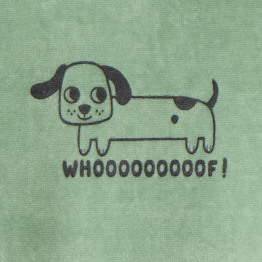 Duerme bebé niño de felpa con estampado lindo. 