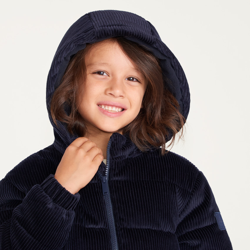 Parka con capucha para niño de gran frío con tejido de canalé. 