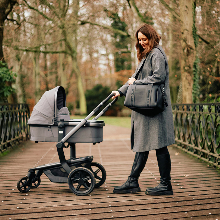 Bolso cambiador Mommy Club Signature de poliuretano vegano y cambiador negro. 