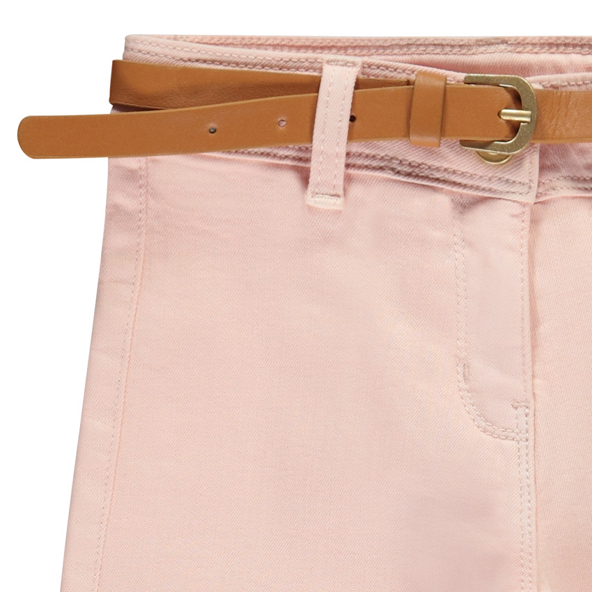 Vaqueros denim sobre teñidos grandes rosa con cinturón para niña. 