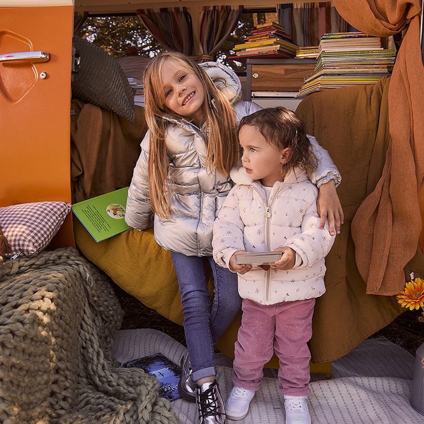 Chaqueta acolchada con capucha de tejido iridiscente forrada en sherpa para niña 